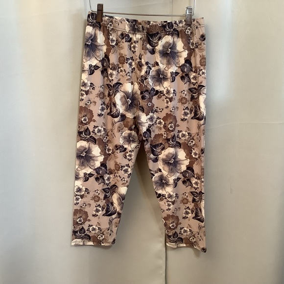 Capris Women’s Plus/Curvy 12-20 Elastic Waistband Smoked Out Floral Pattern - Picture 2 of 8